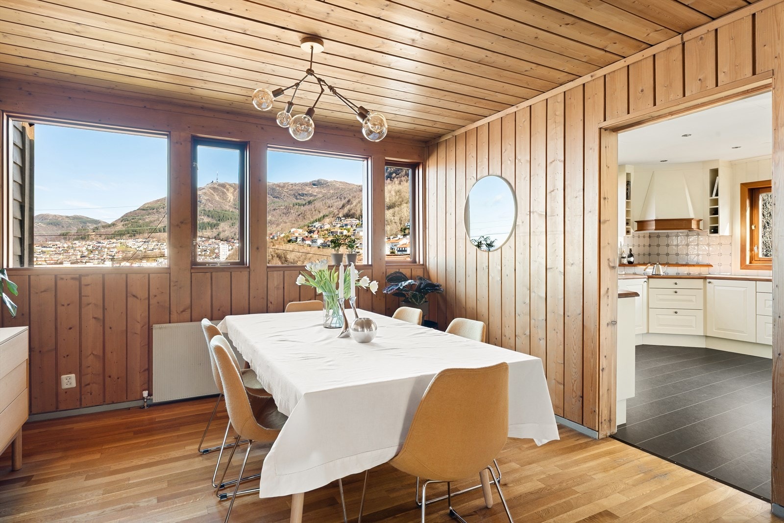 Selv om kjøkken og spisestue er adskilt, er det likevel god flyt mellom rommene. Meget praktisk når middagen skal serveres! Galleribilde