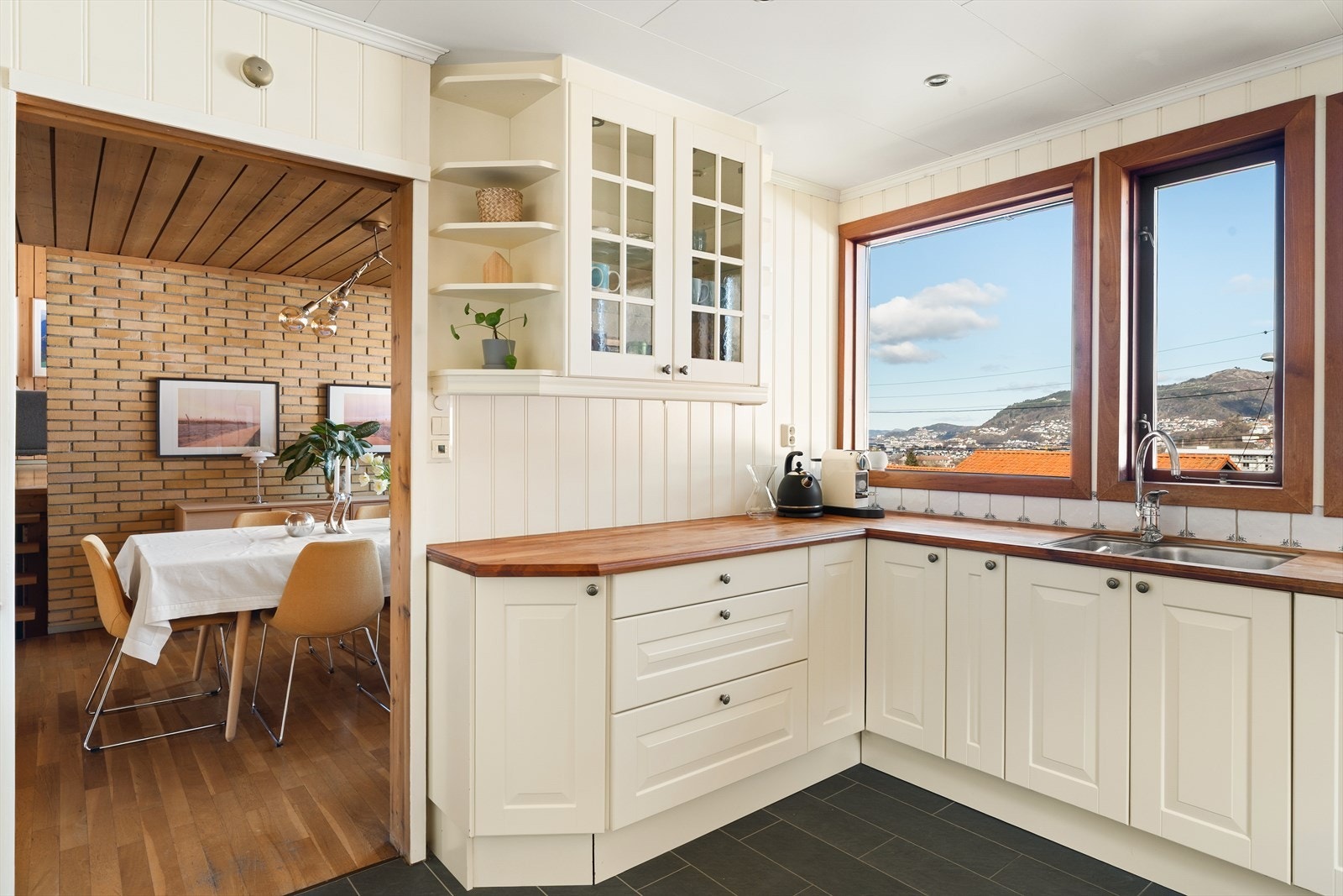 Kjøkkeninnredningen (2007) er fra kvalitetsleverandøren Sigdal. Galleribilde