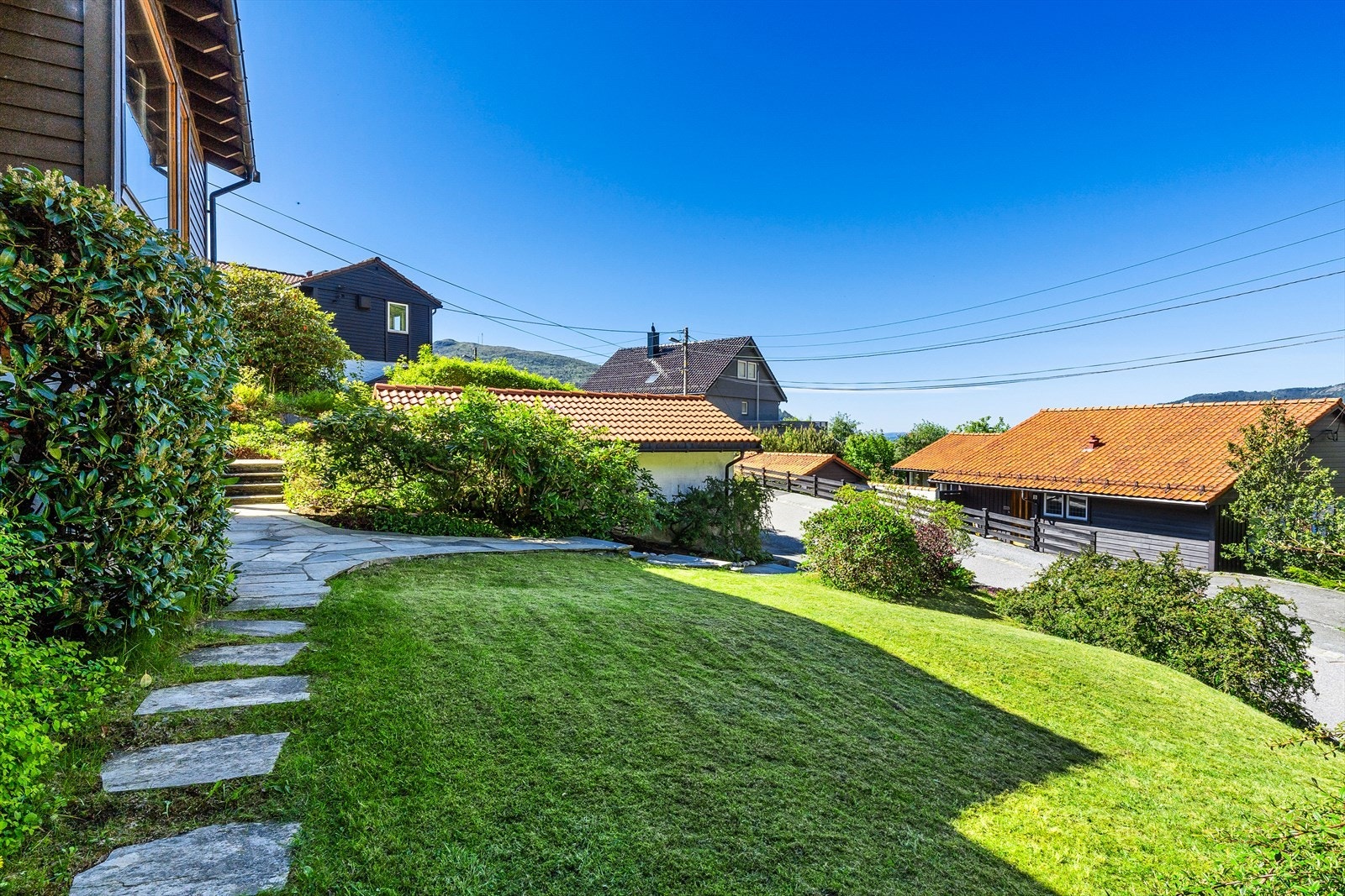 Enkel adkomst til boligen fra garasjen og biloppstillingsplassen utenfor. Galleribilde