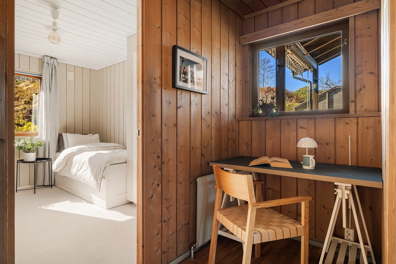 Praktisk kontorløsning i gangen utenfor soverommene. Galleribilde