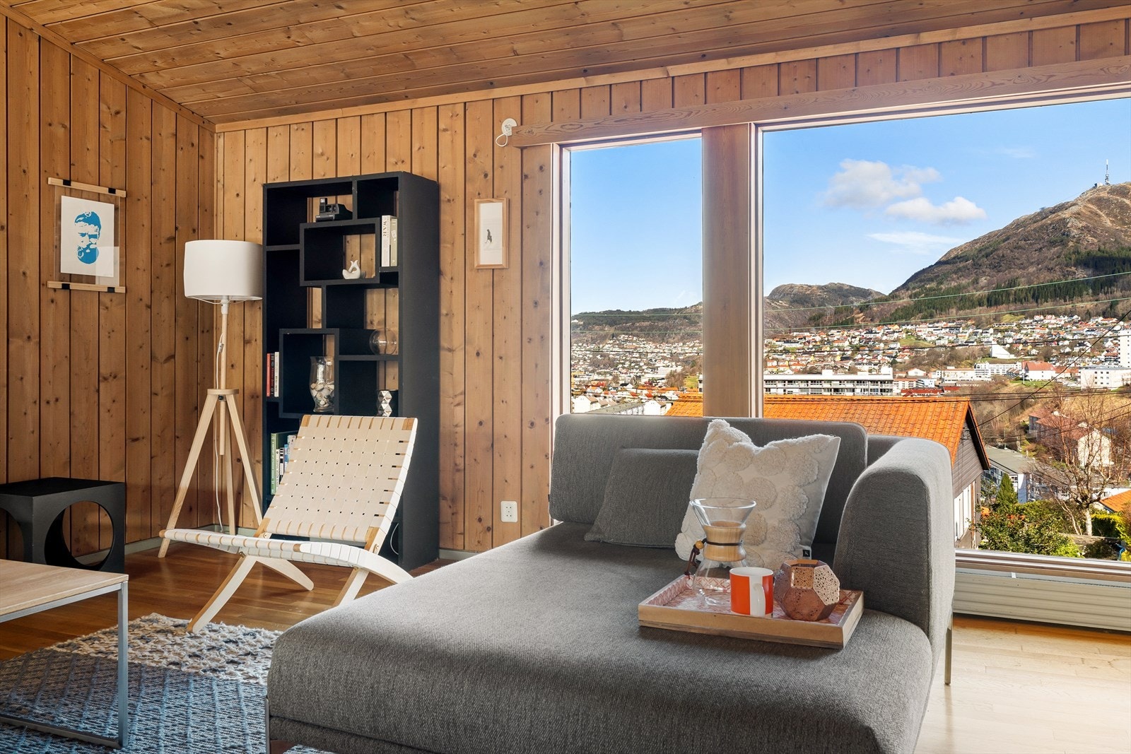 Store vindusflater på begge sider av rommet gir et fantastisk lysinnslipp! Galleribilde