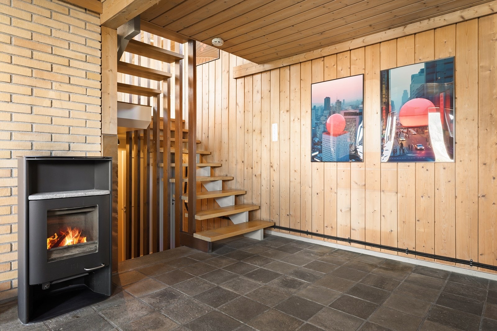 Hallen i underetasjen er utstyrt med rentbrennende vedovn. Galleribilde