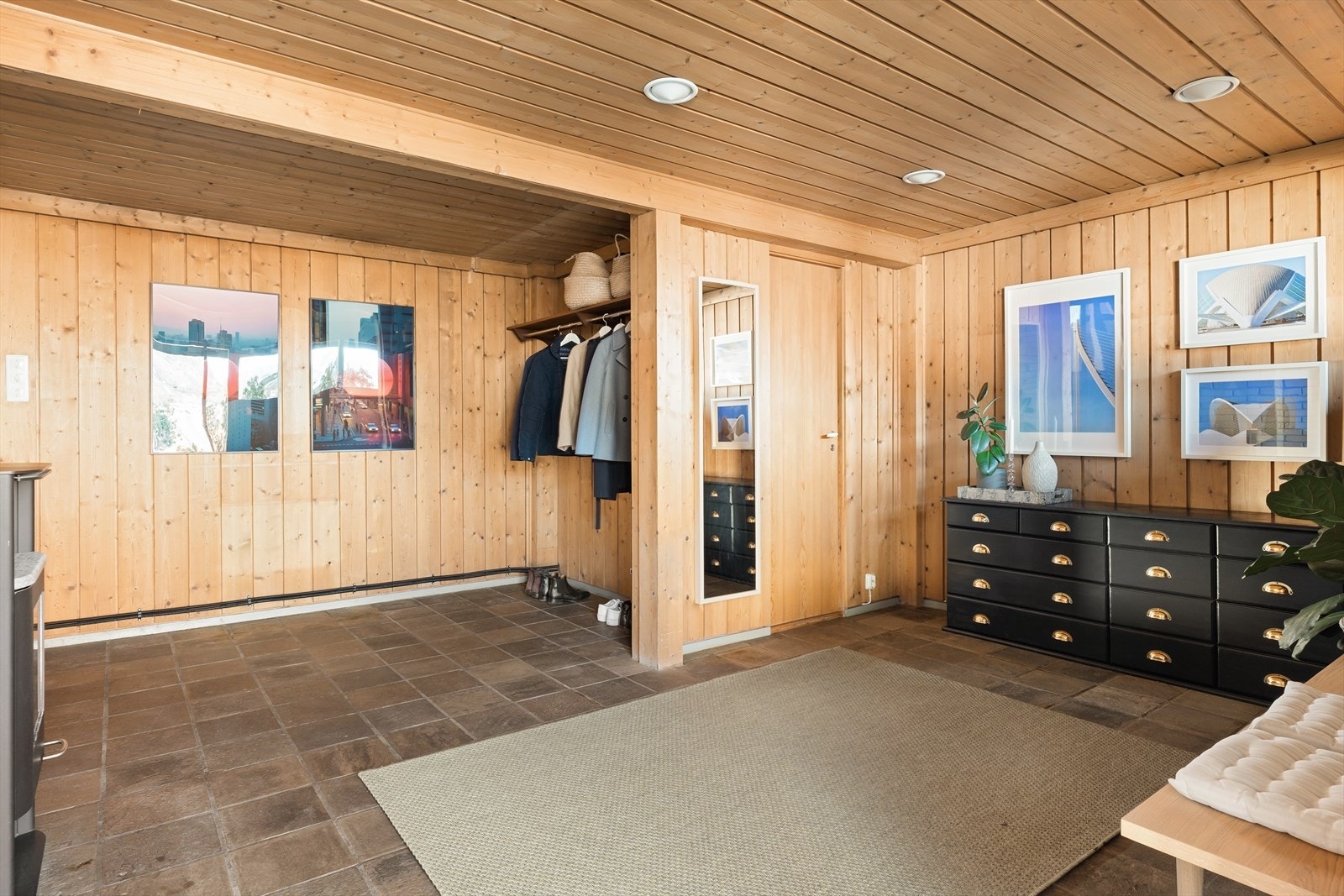 Gulvet er flislagt og det god plass til oppbevaringsløsninger for yttertøy og sko. Galleribilde