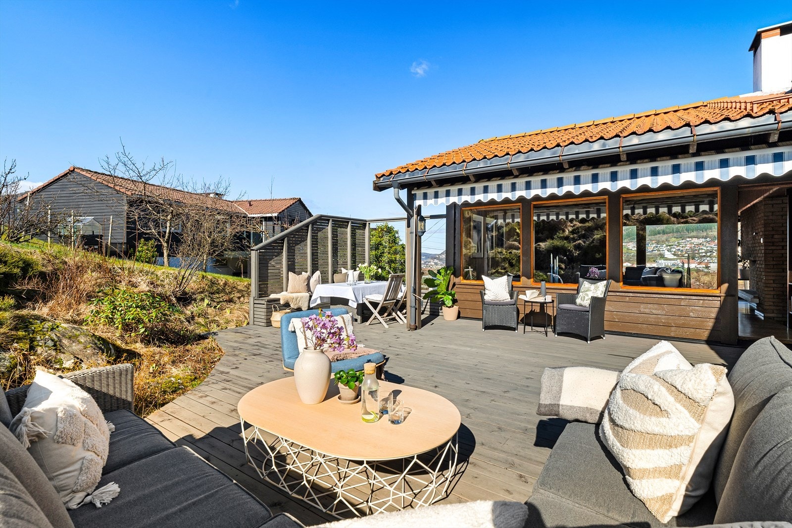 Det er god plass til flere sittegrupper, grill og øvrig ønsket utemøblement. Galleribilde