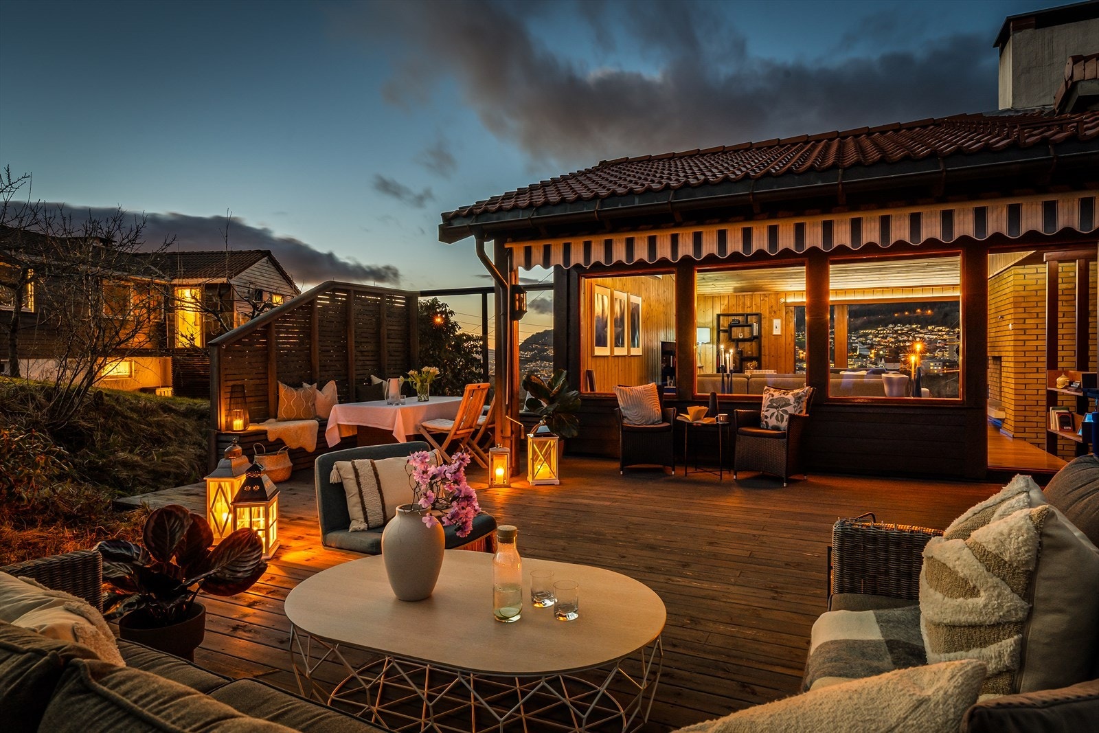 Eiendommen ligger høyt og fritt i terrenget, og kan skilte med et vakkert opparbeidet uteområde. Galleribilde