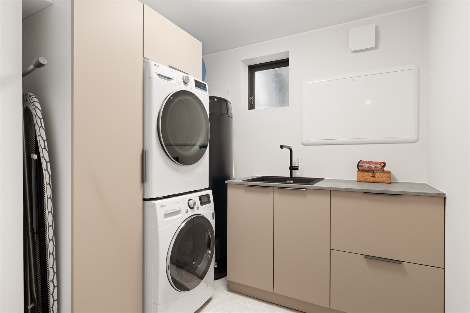 Vaskerommet i underetasjen ble også pusset opp i 2023. Gulvet er flislagt og har varmekabler. Galleribilde