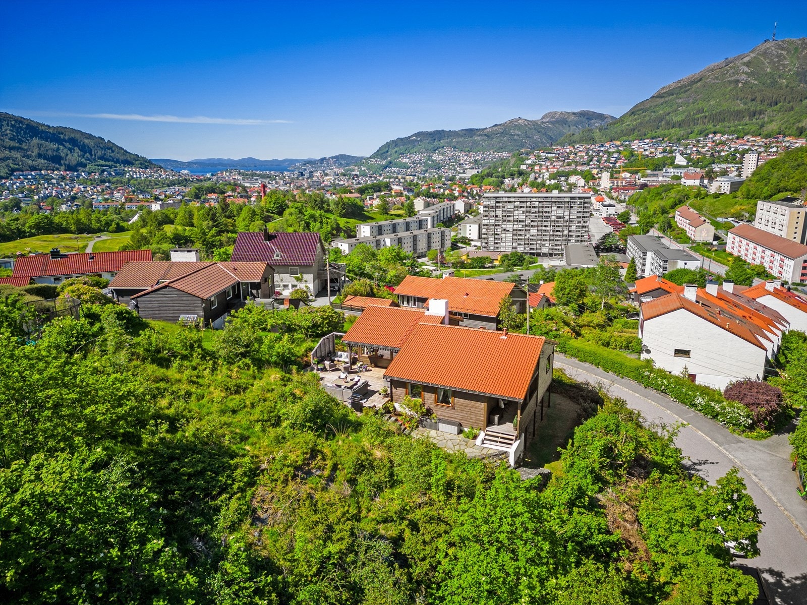 Det er kort avstand til bl.a. skoler, barnehager, butikker, kollektivtransport og store arbeidsplasser som Haukeland sykehus. Galleribilde
