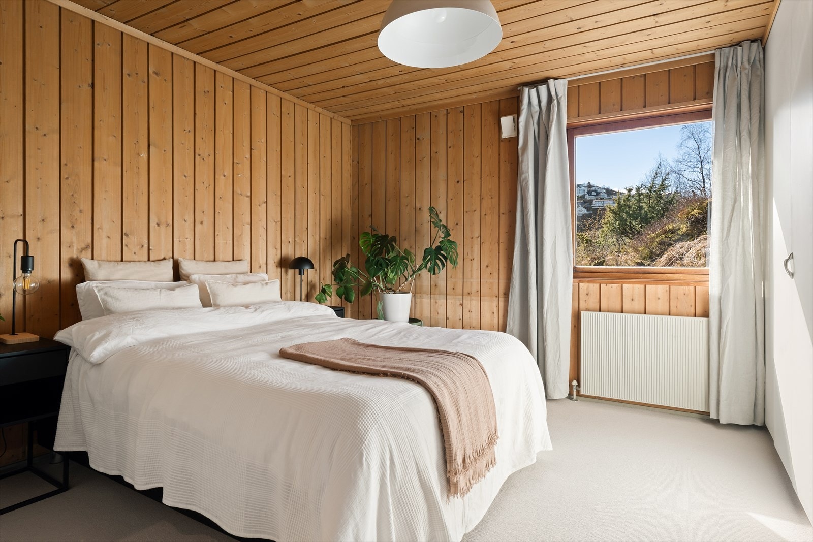 Hovedsoverommet måler hele 13,2 m² og har egen inngang til etasjens bad. Galleribilde