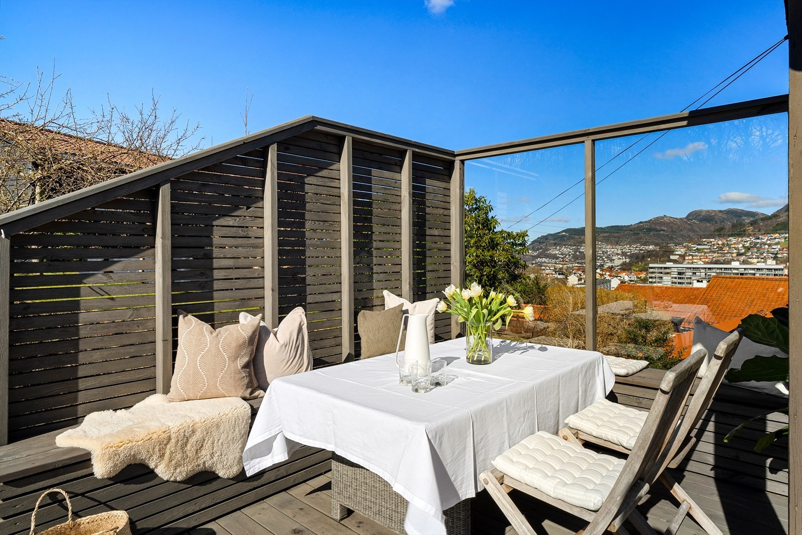 På fine sommerdager kan middagen enkelt flyttes ut hit. Galleribilde