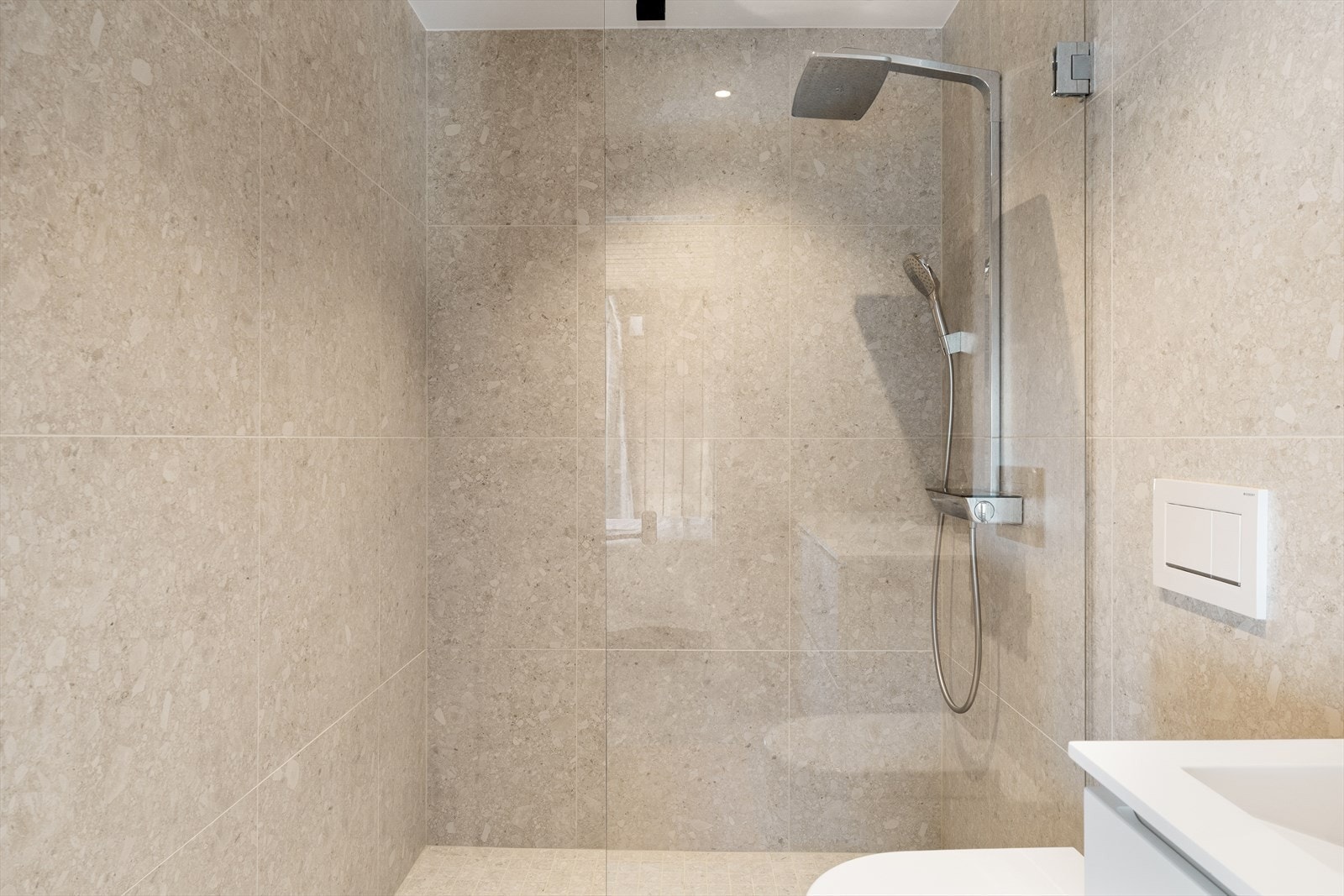 Overflatene er flislagt med tidsriktige 60x60 fliser og det er innfelte downlights i himlingen. Galleribilde