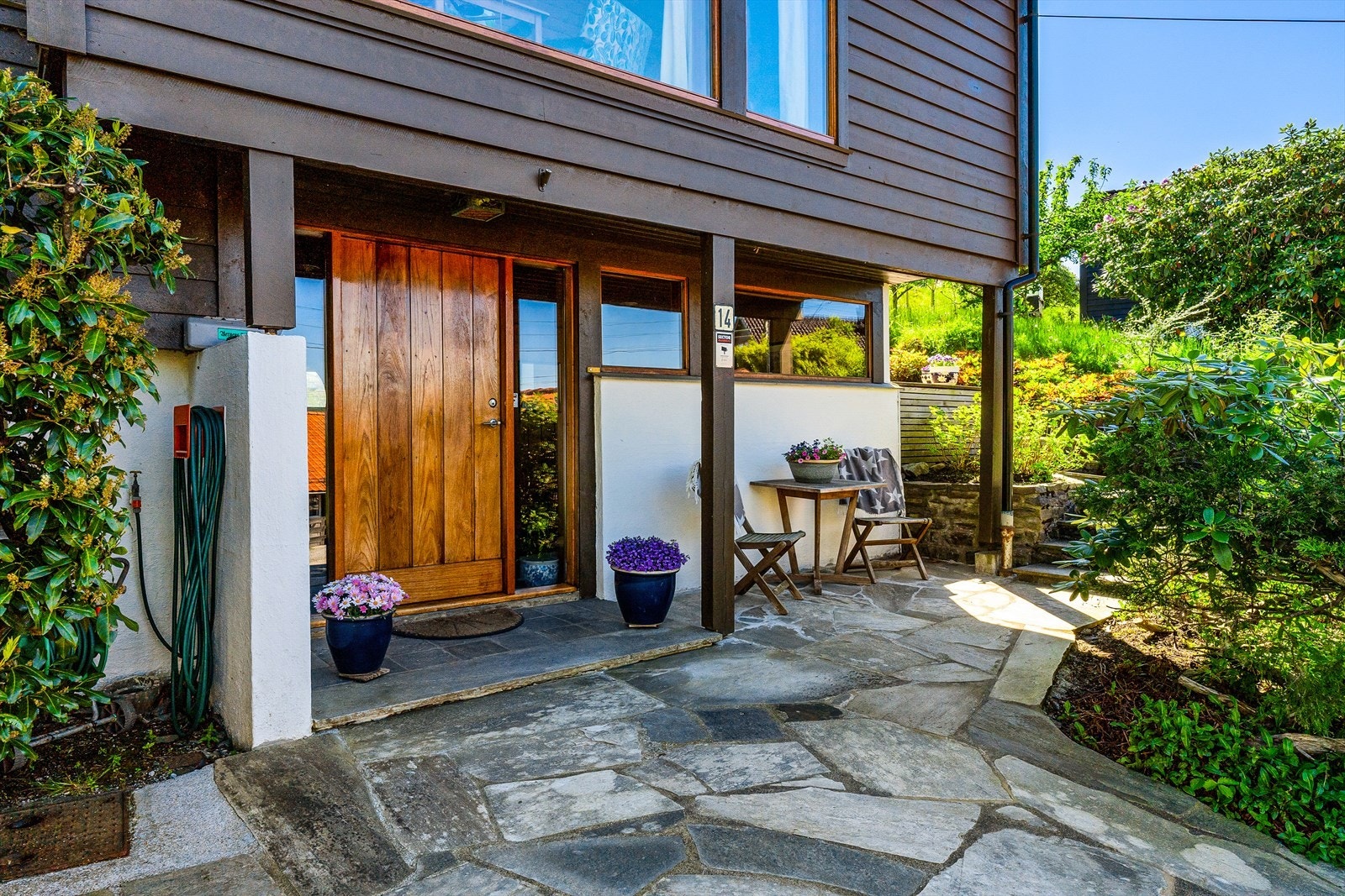 Pent inngangsparti som ble oppgradert med nye skiferheller i 2020. Galleribilde