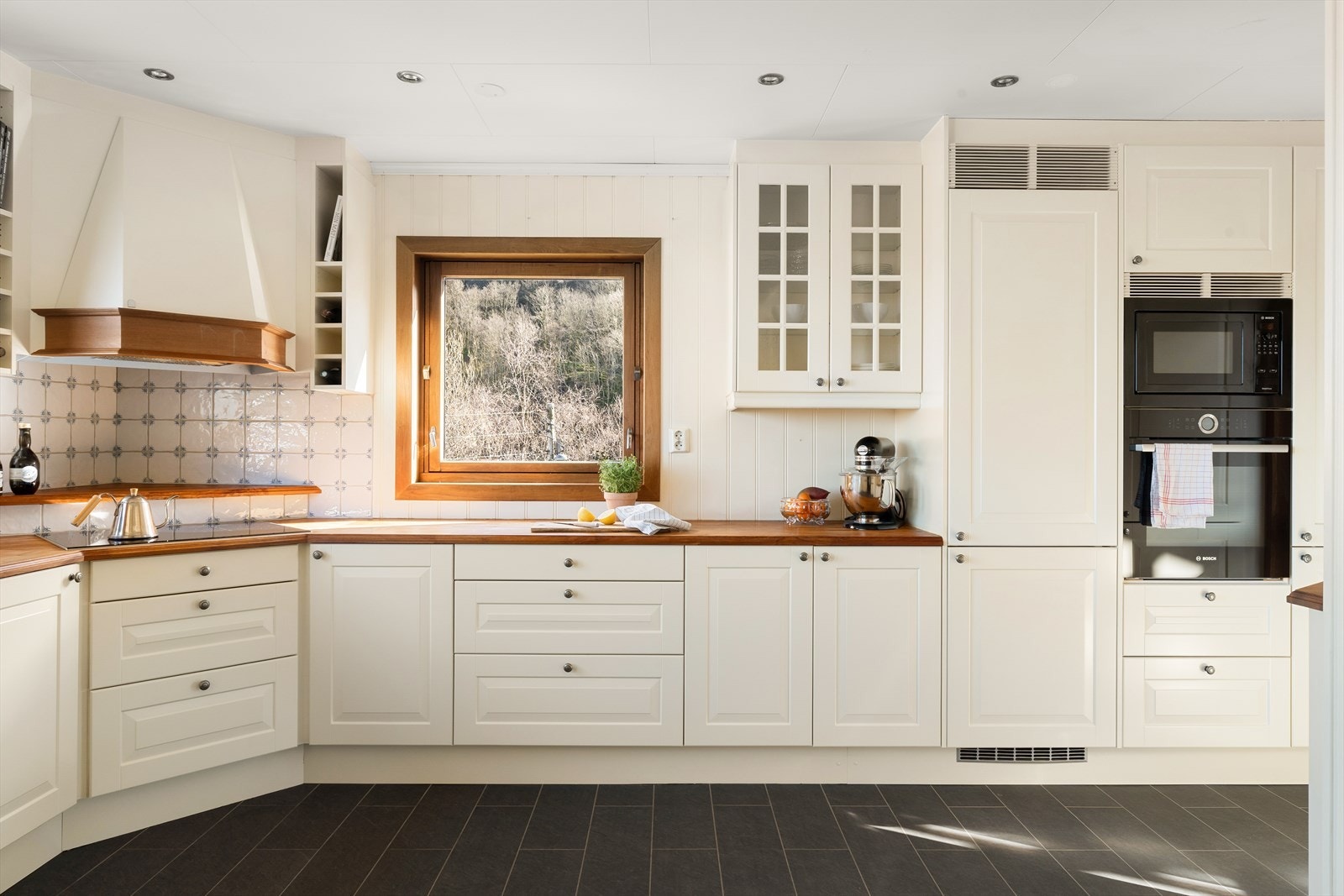 Samtlige hvitevarer er integrert i innredningen og det er rikelig med skap- og benkeplass. Galleribilde