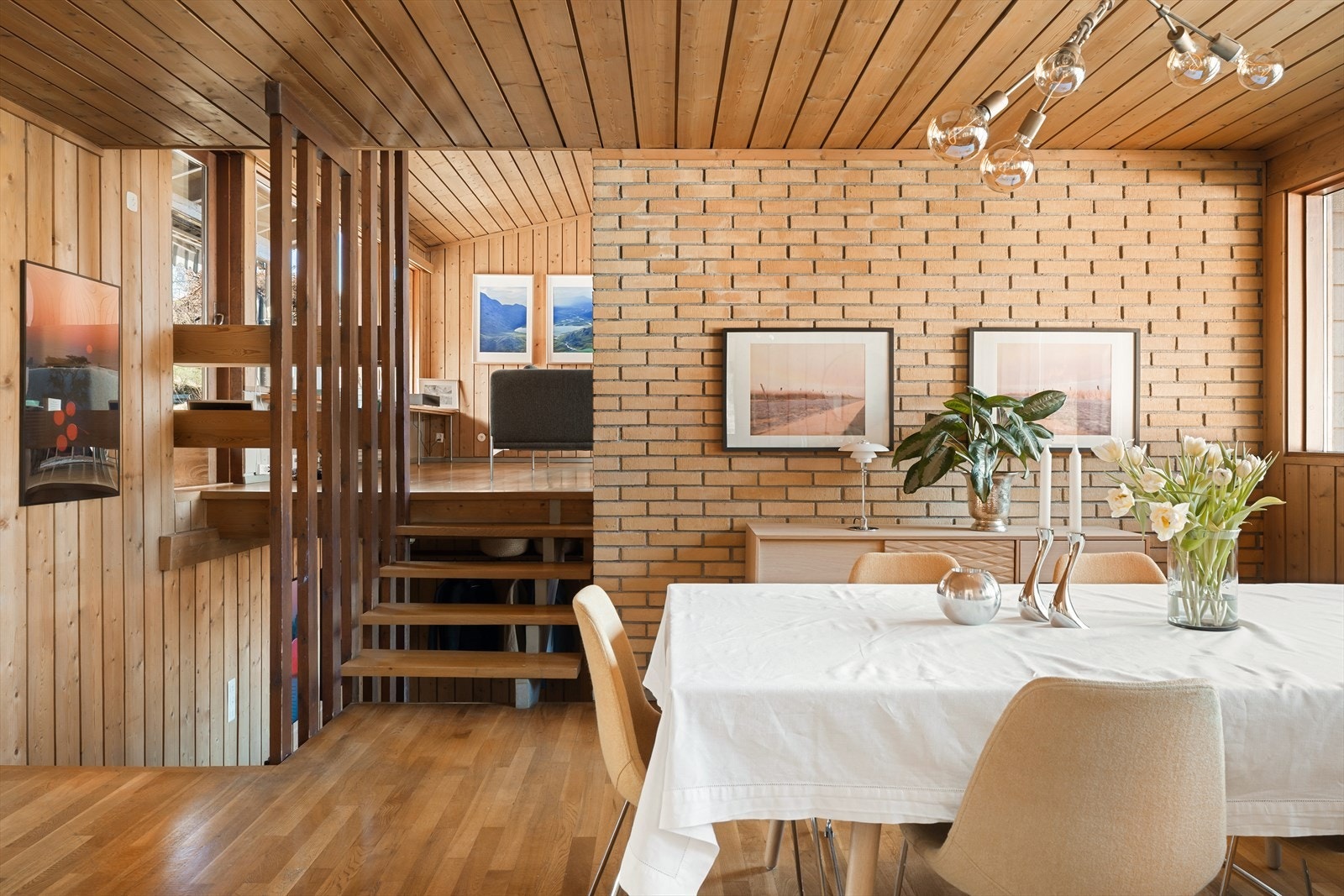 Ett nivå ned fra stuen, ligger boligens kjøkken og spisestue. Galleribilde