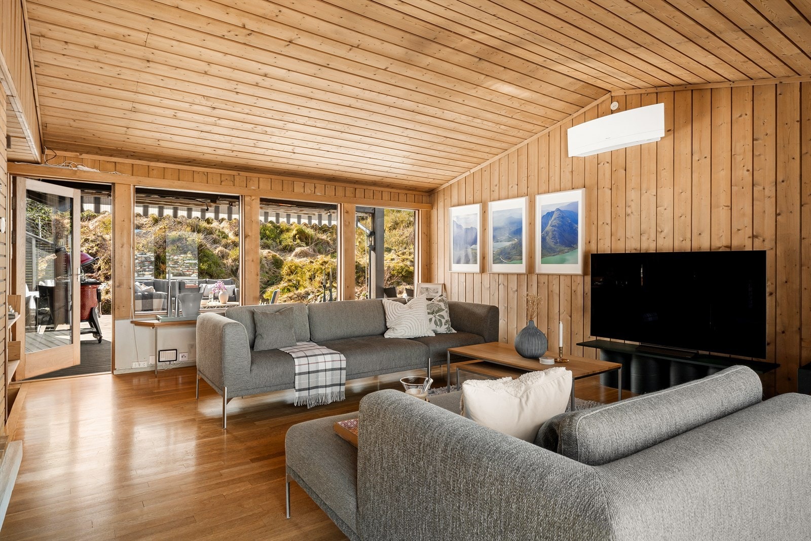 Stuen er lys, romslig og byr på direkte utgang til terrassen i bakkant. Galleribilde