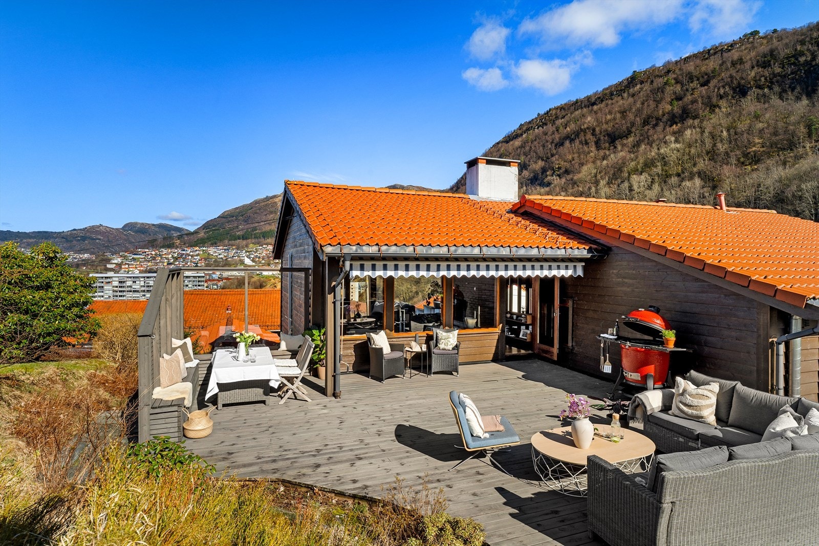 Hagen i bakkant er opparbeidet med en stor terrasse på ca. 42 m², hvorav 8 m² er overbygd. Galleribilde