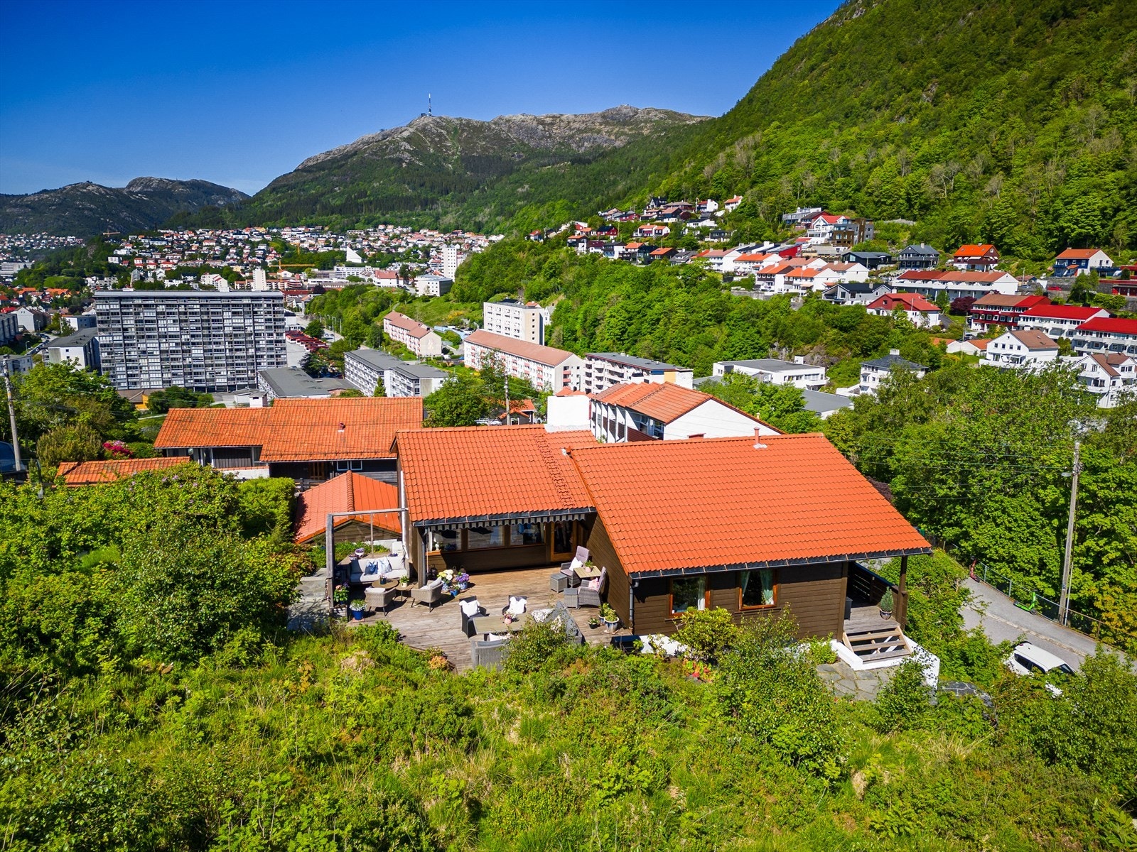 Beliggenheten på et høydedrag gir god utsikt og lite innsyn. Galleribilde