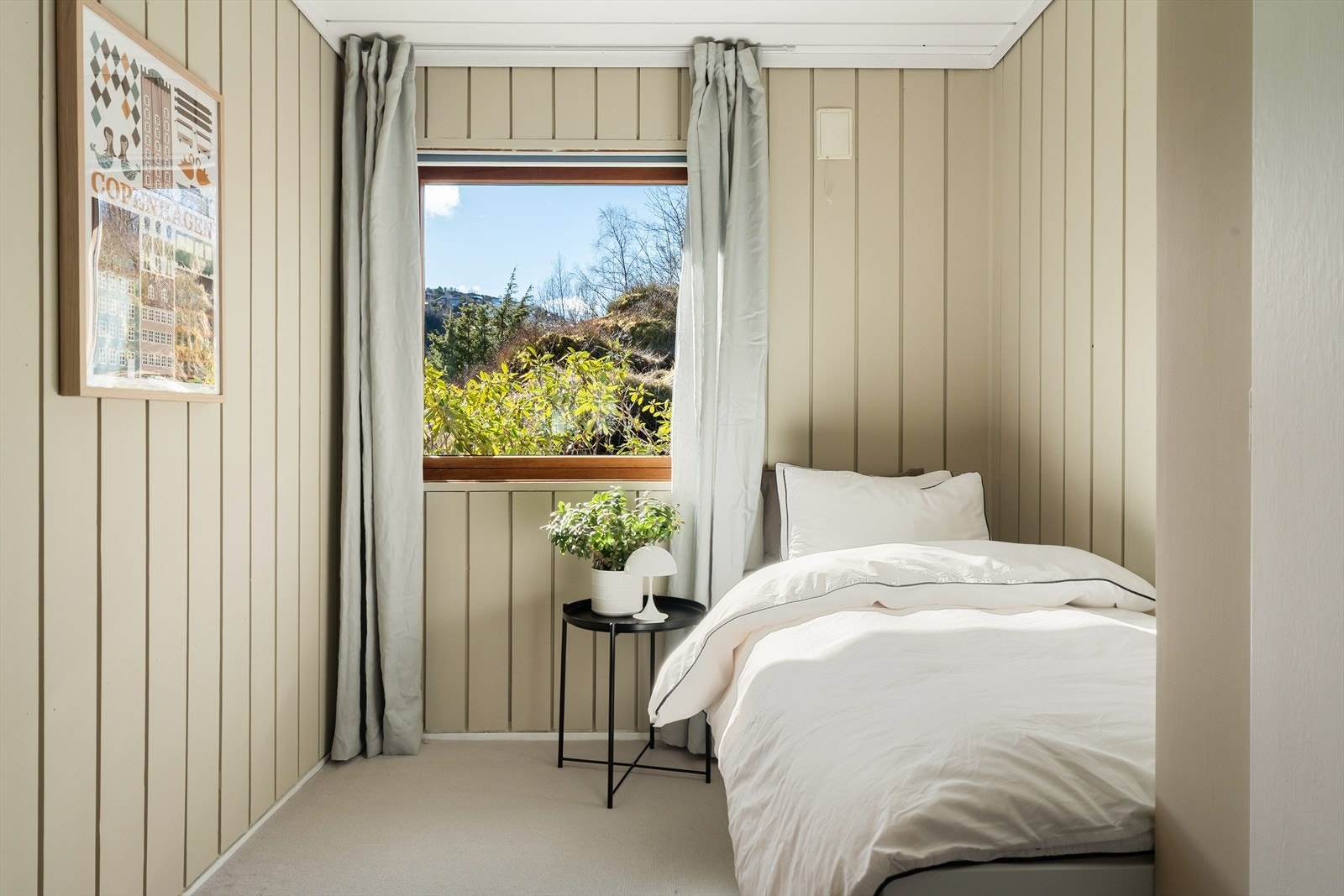 Dette rommet måler 7,7 m² og passer ypperlig som barnerom, gjesterom eller kontor. Galleribilde