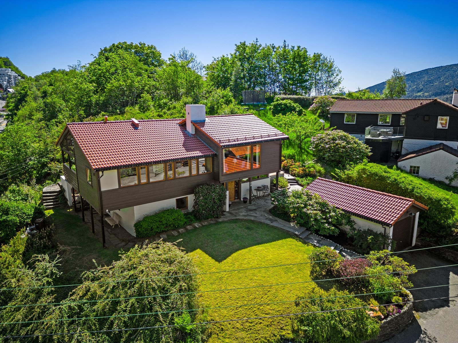 Boligen er oppgradert de seneste årene med bl.a. nyere vindusglass, kledning, taktekking (2007) og utleiedel i underetasjen (2023). Galleribilde