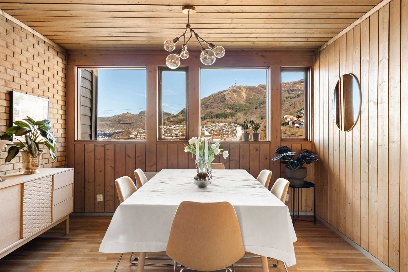 Her kan det inviteres til hyggelige middagsbesøk med utsikten mot vakre Ulriken som bakteppe. Galleribilde