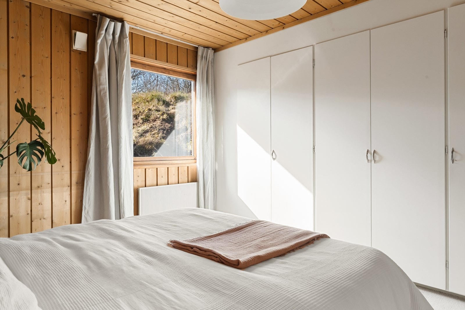 Rommet er utstyrt med garderobeløsning og kan ellers møbleres med dobbeltseng, nattbord etc. Galleribilde