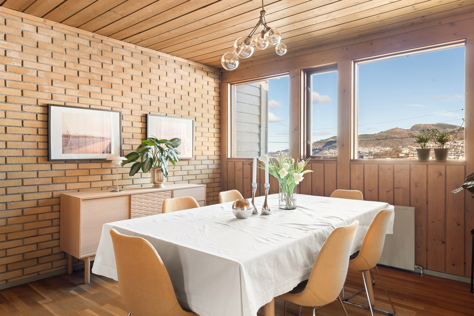 Spisestuen kan møbleres med et stort bord som rommer hele storfamilien eller vennegjengen. Galleribilde