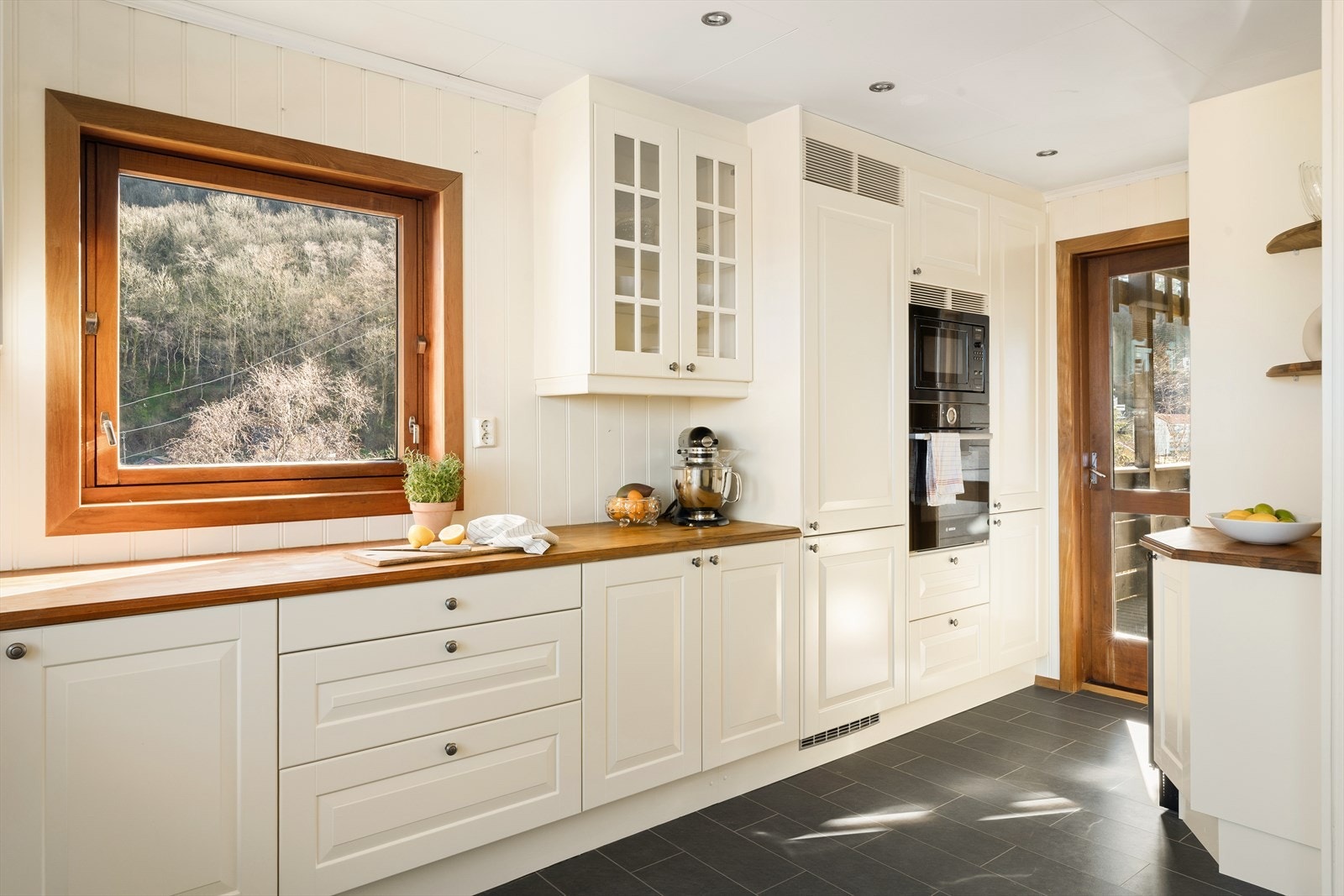 Gulvet er belagt med fliser og himlingen har innfelte downlights. Galleribilde