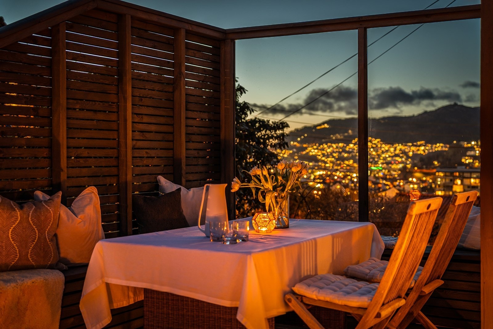 Når det mørkner ute, får uteplassen en helt spesiell stemning med lysene som byen avgir. Galleribilde