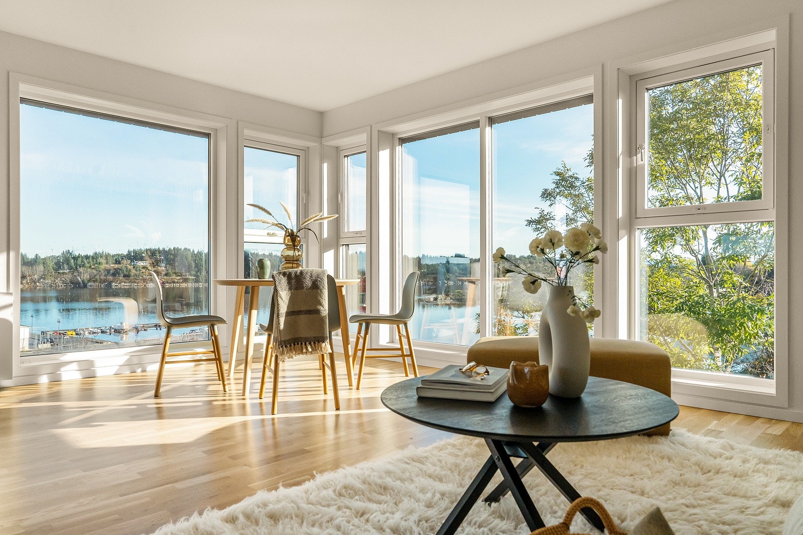 Store vinduer som gir deg rikelig med naturlig lys inn til stuen Galleribilde