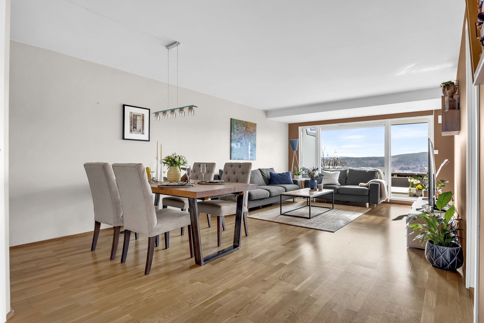 Stuen er meget lys og luftig, med store vindusflater vendt mot vest. Galleribilde