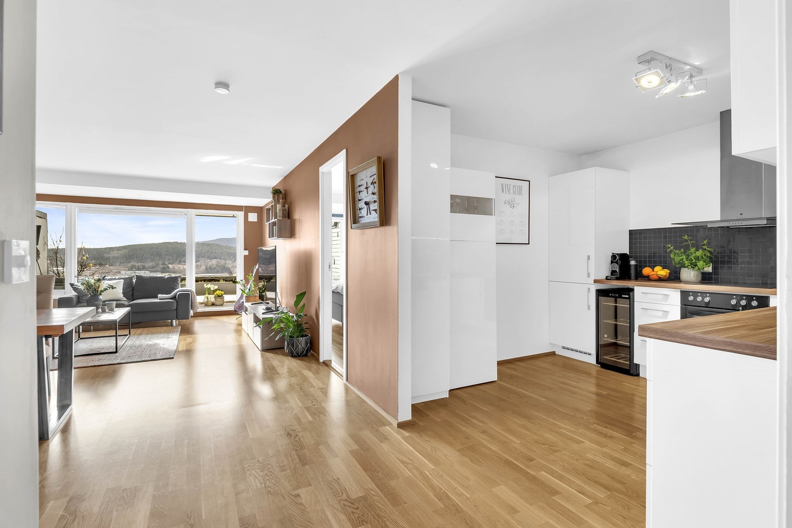 Klassisk og tidløs kjøkkeninnredning, med hvite slette fronter og laminat benkeplate med sponkjerne. Ventilator med utblåsning. Kjøleskap, oppvaskmaskin, komfyr og kokeplate. Kjøkkenet er fra 2012. Ny ovn og kokeplate fra 2025. Galleribilde