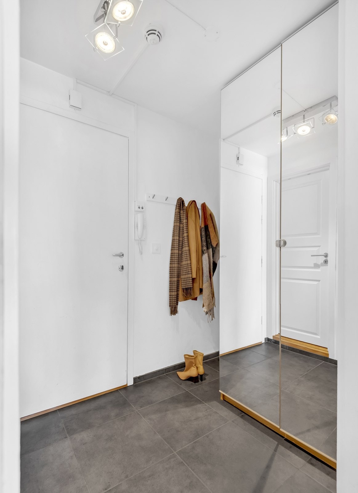 Entré belagt med fliser og varmekabler. Godt med oppbevaringsplass i garderobe for yttertøy og sko. Galleribilde