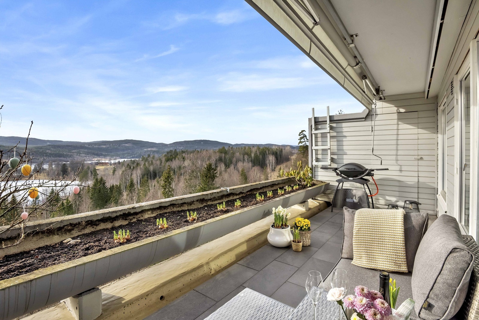 Solrik uteplass med vidstrakt utsikt. Galleribilde