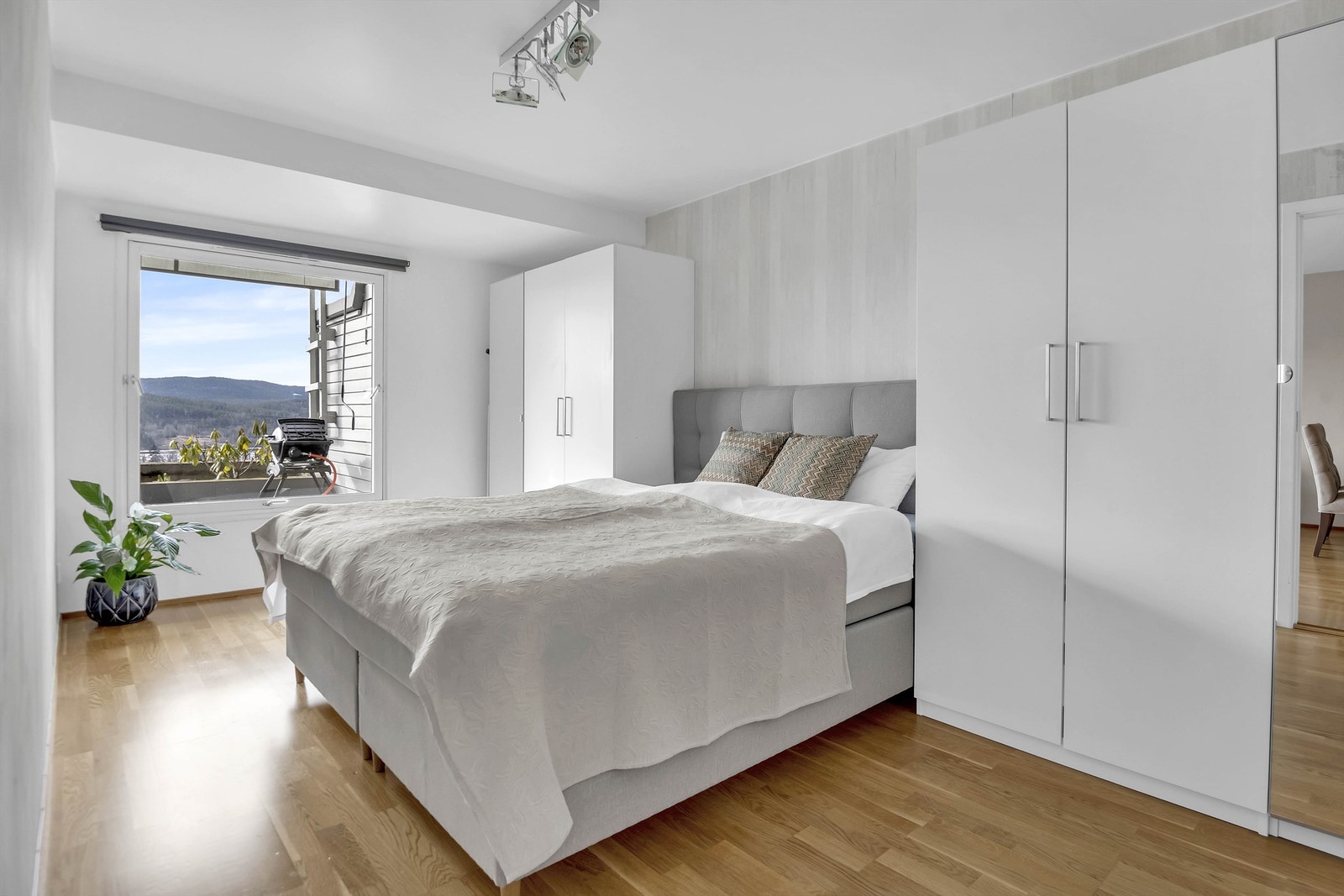 Romslig hovedsoverom med god plass til stor dobbeltseng og masse garderobeplass. Galleribilde