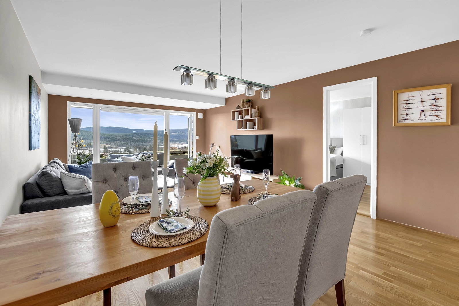 Meget innbydende og romslig stue som har godt med naturlig lysinnslipp. Rommet kan innredes med spisebord, hjørnesofa, Tv-møbler, diverse belysning etc. Galleribilde