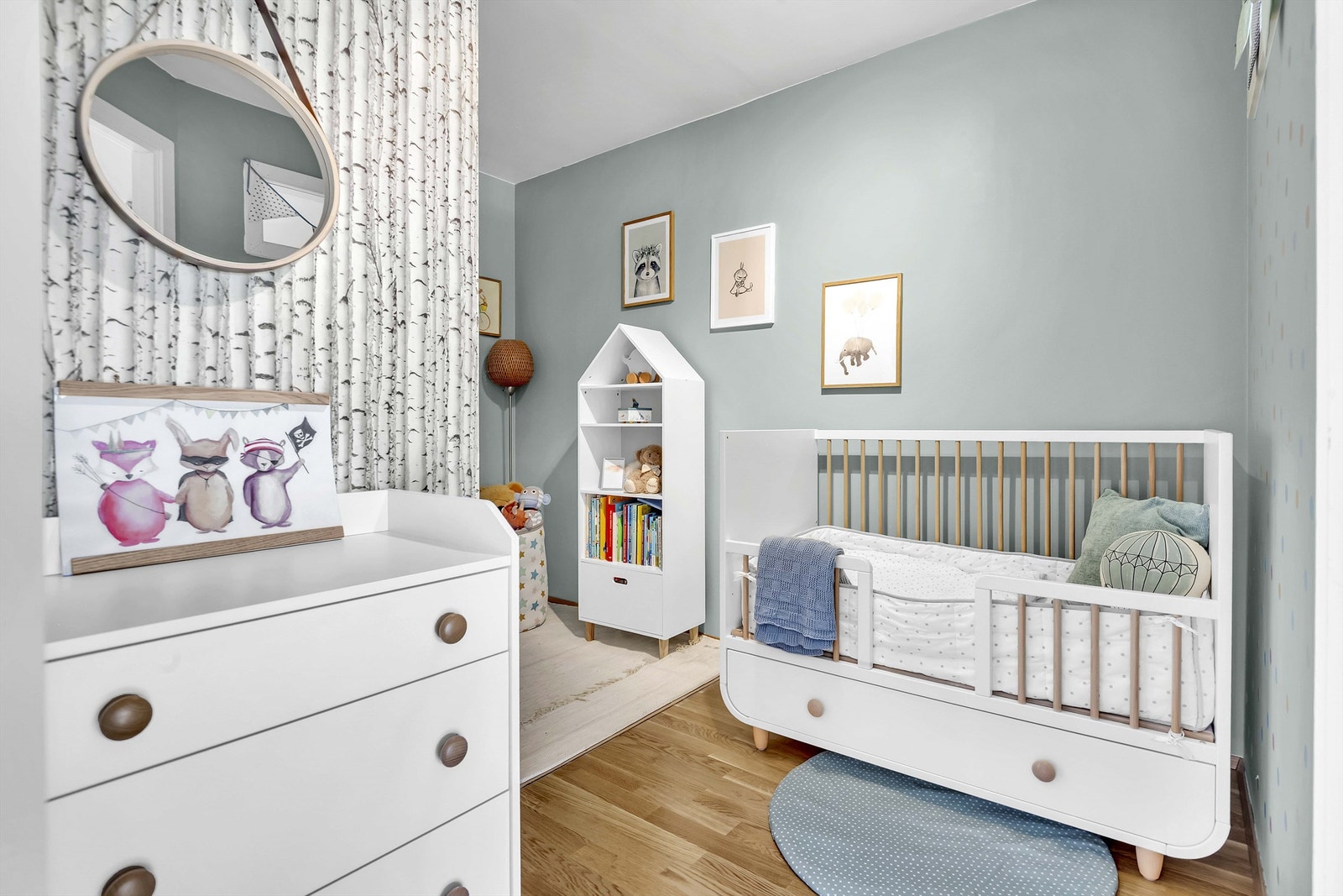 Det er også praktisk alkoveløsning i leiligheten. I dag innredet som soverom. Rommet var opprinnelig en innvendig bod, og er ikke bruksendret/omsøkt. Galleribilde