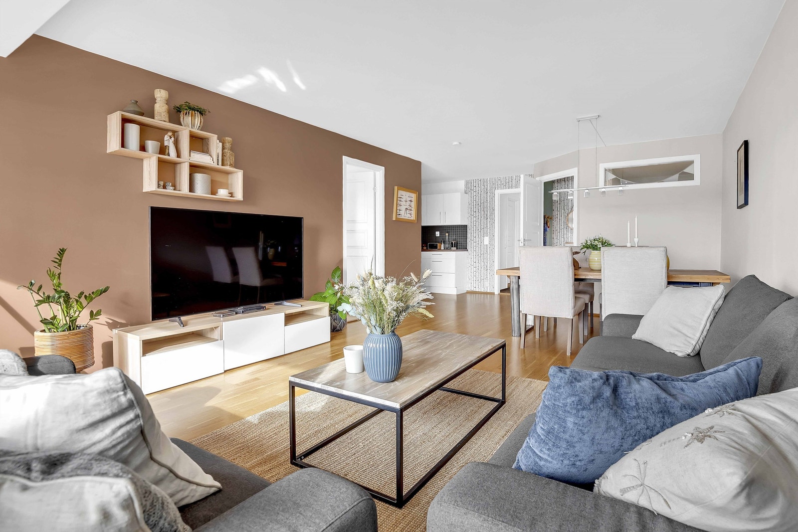 Eiendomsmegler Marius Stormfelt har gleden av å presentere Olaf Bulls vei 76! En tiltalende 2-roms selveierleilighet beliggende på Holmenkollens solside. Galleribilde