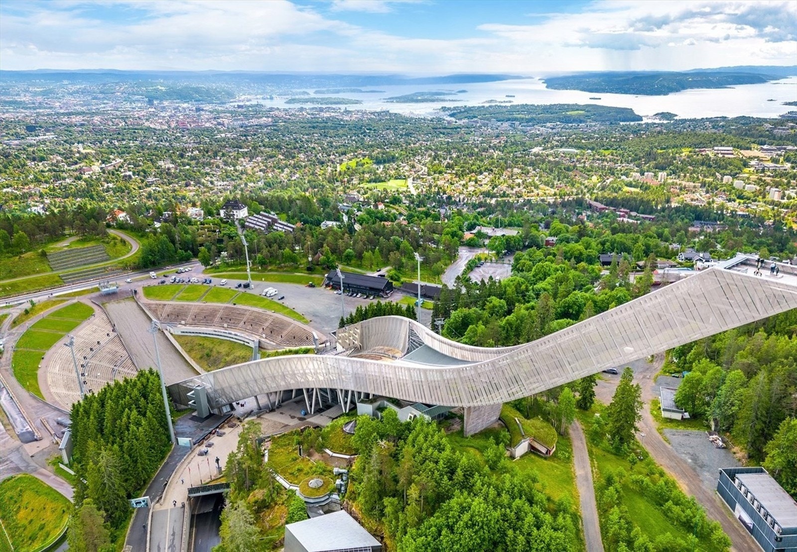 Holmenkollen med sine flotte fasilitter for de idrettsglade. I området finner man flotte turmuligheter sommer som vinter, samt et fantastisk skianlegg, med også Tryvann som nærmeste nabo. Galleribilde