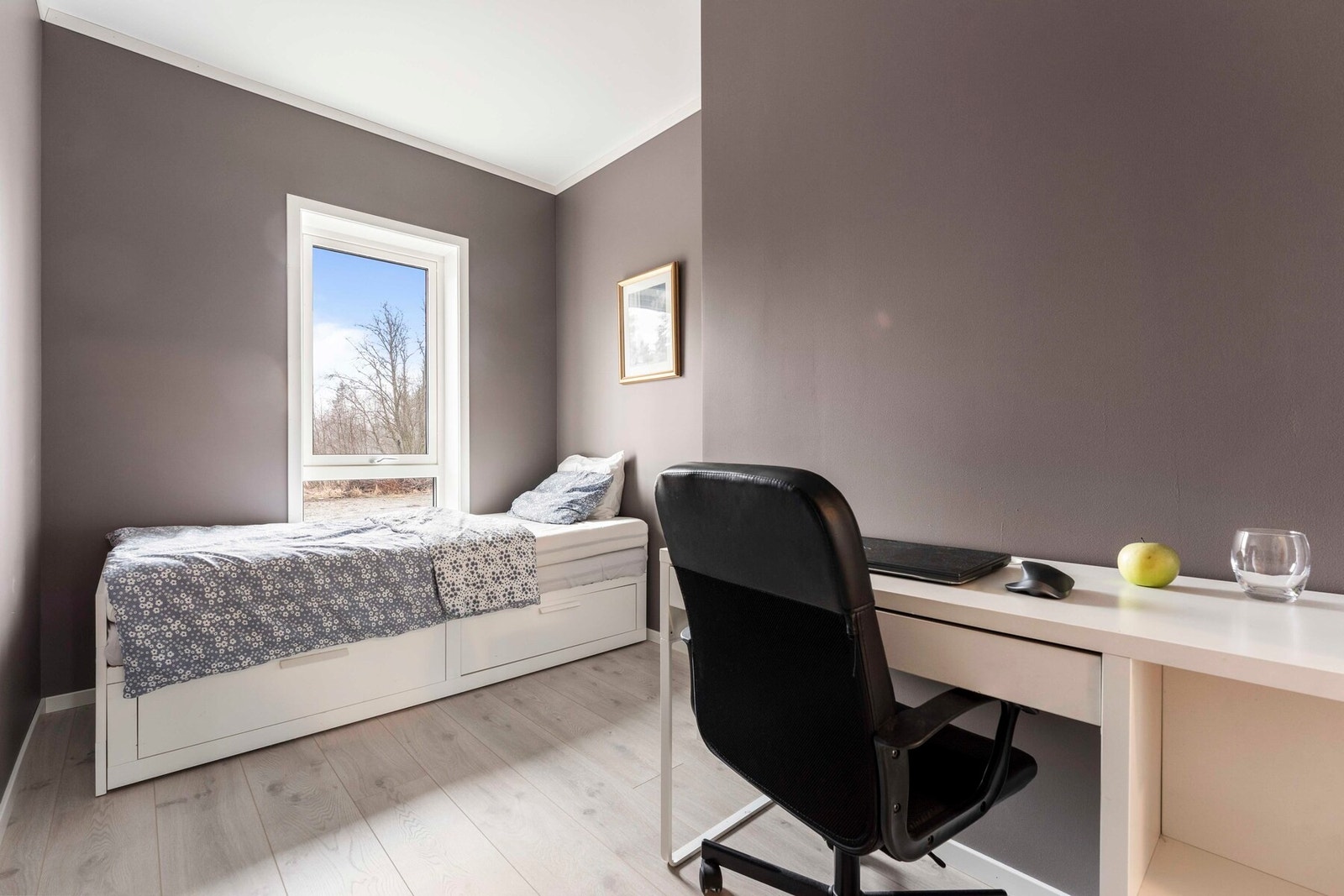 Soverom nr 2 i moderne farger og med rikelig plass Galleribilde