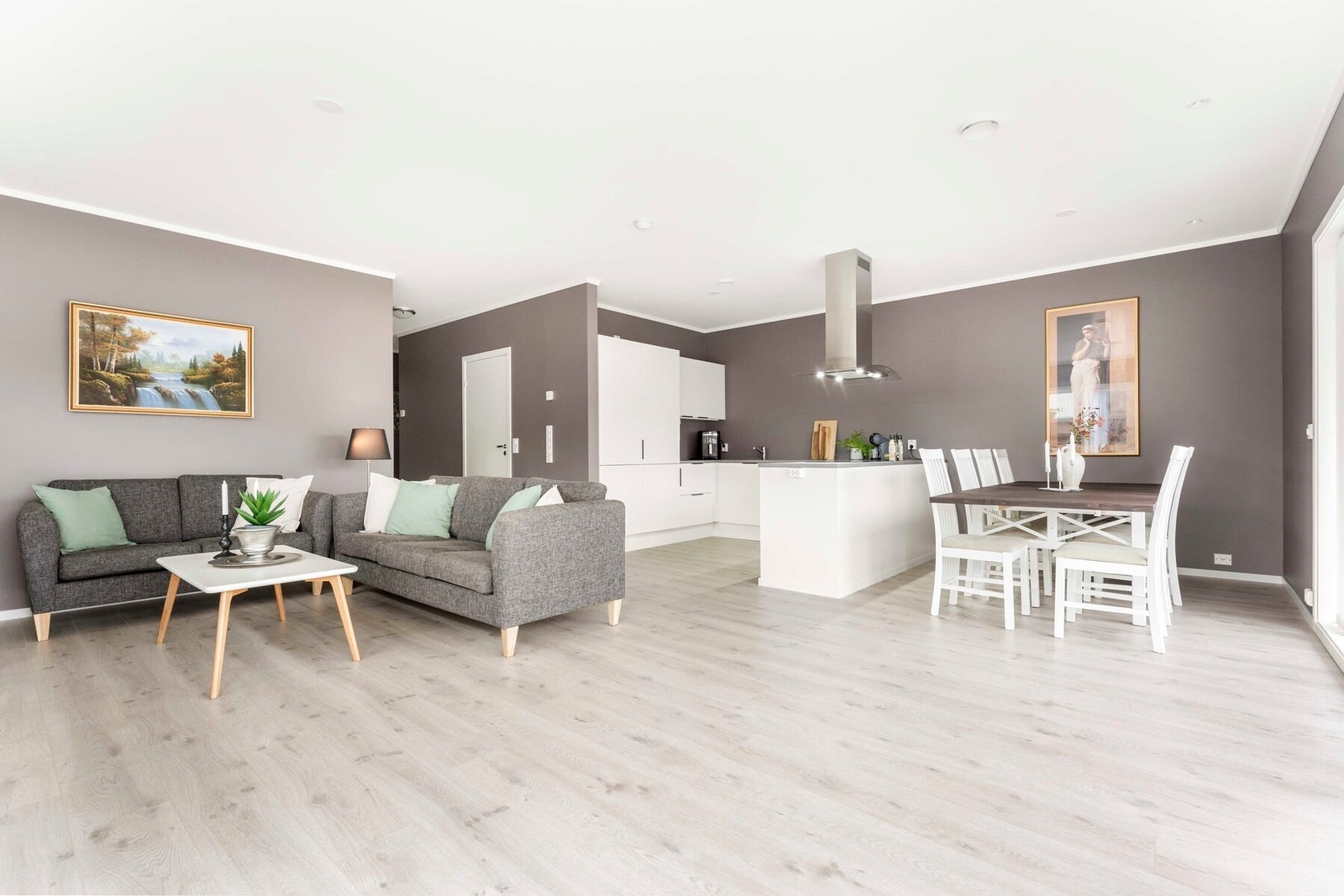 Stor og god stue i åpen løsning mot kjøkkenet Galleribilde