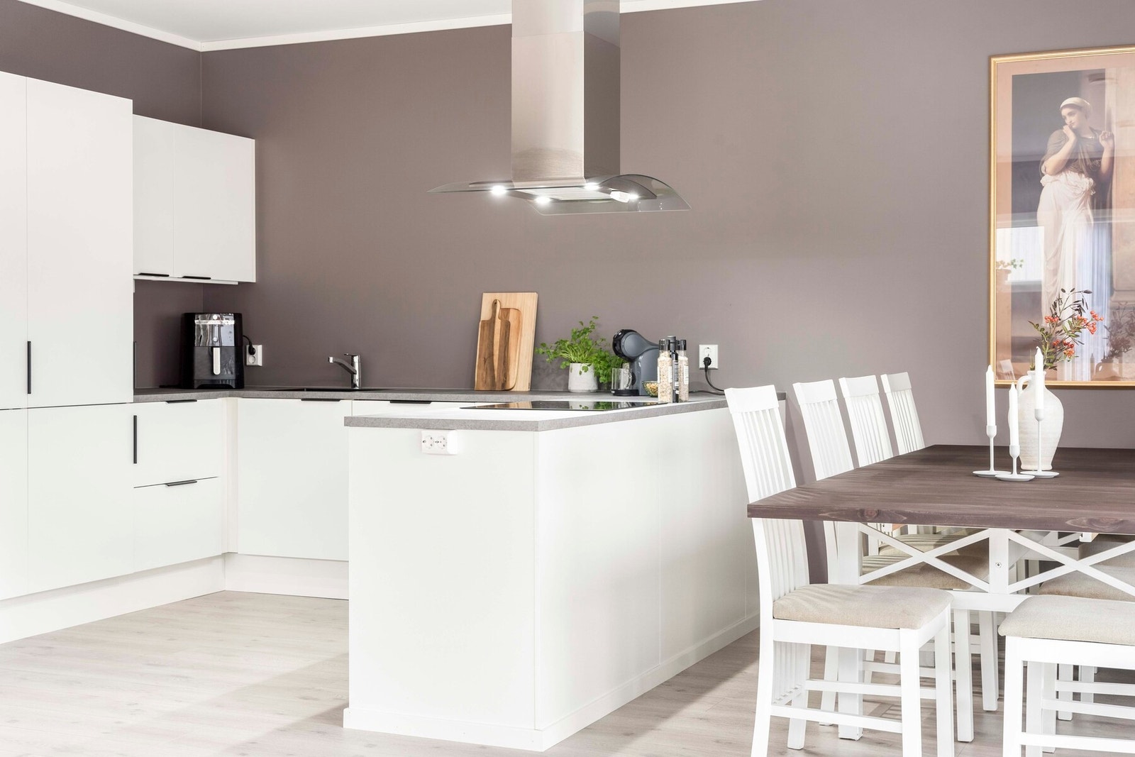 Kjøkkenet er i en fin og åpen sone mot spiseplass og stue Galleribilde