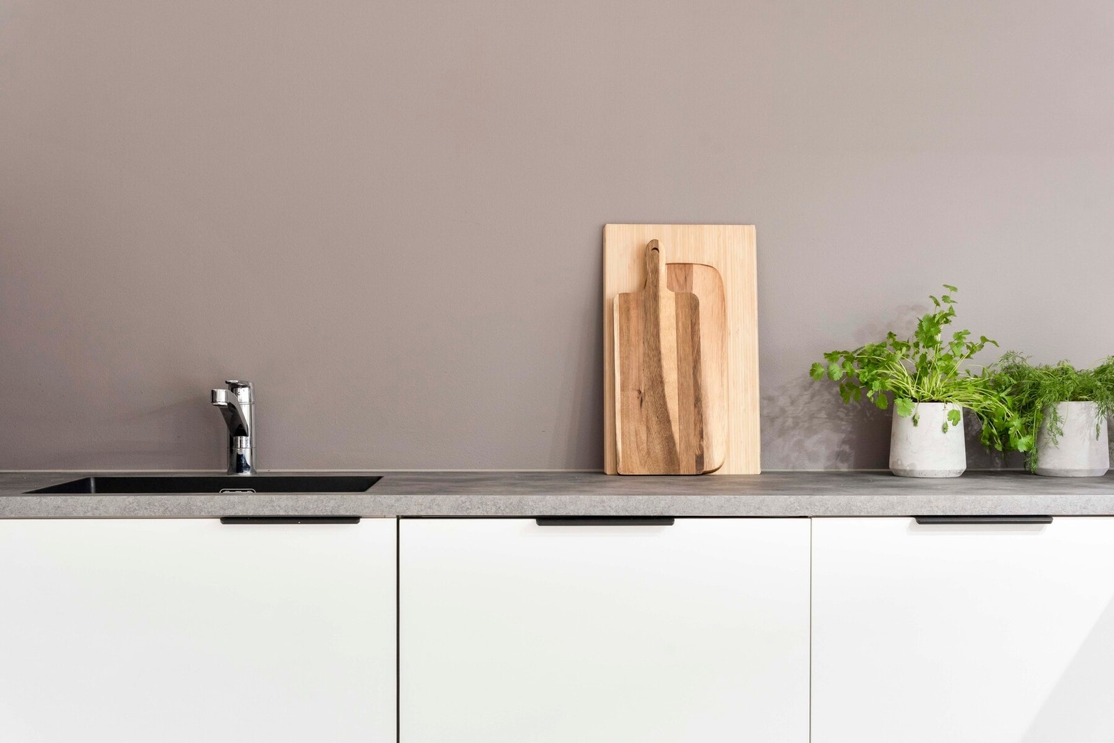 Rikelig med benk - og skapplass Galleribilde