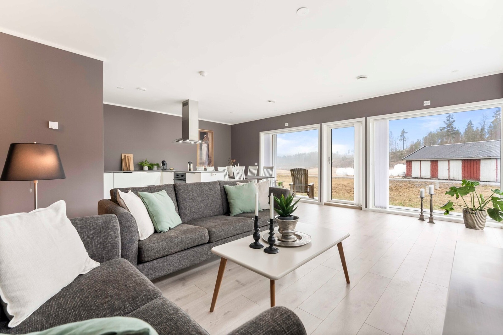 Nyere halvpart av tomannsbolig i landlige omgivelser og tilgang til større tomt med mange muligheter Galleribilde