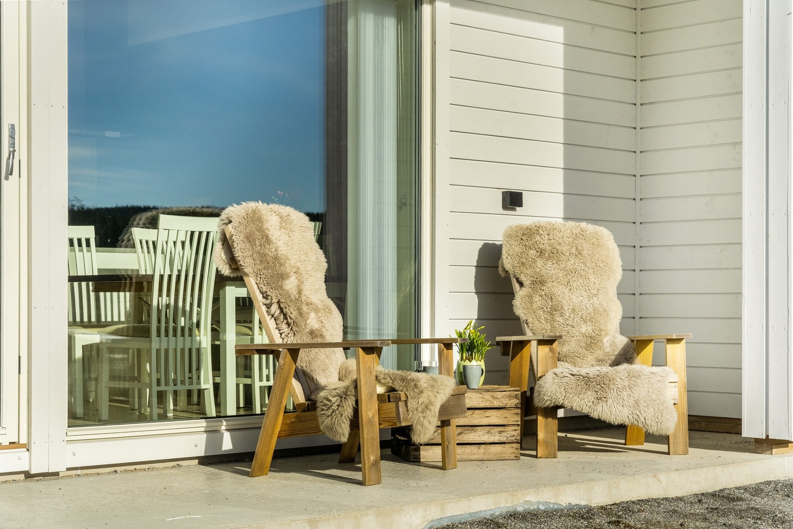 Plass til en koselig sitteplass og muligheter for å bygge ut terrassen og tilpasse hagen Galleribilde