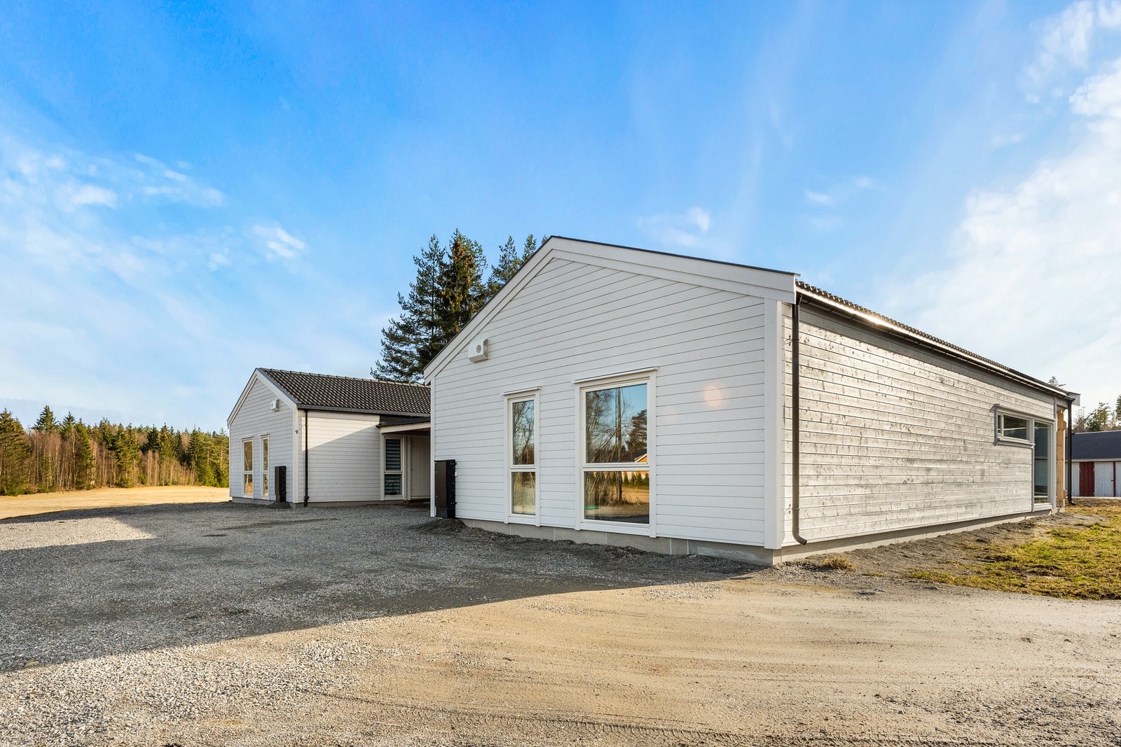 Stor og romslig gårdsplass med ekstra biloppstillingsplasser Galleribilde