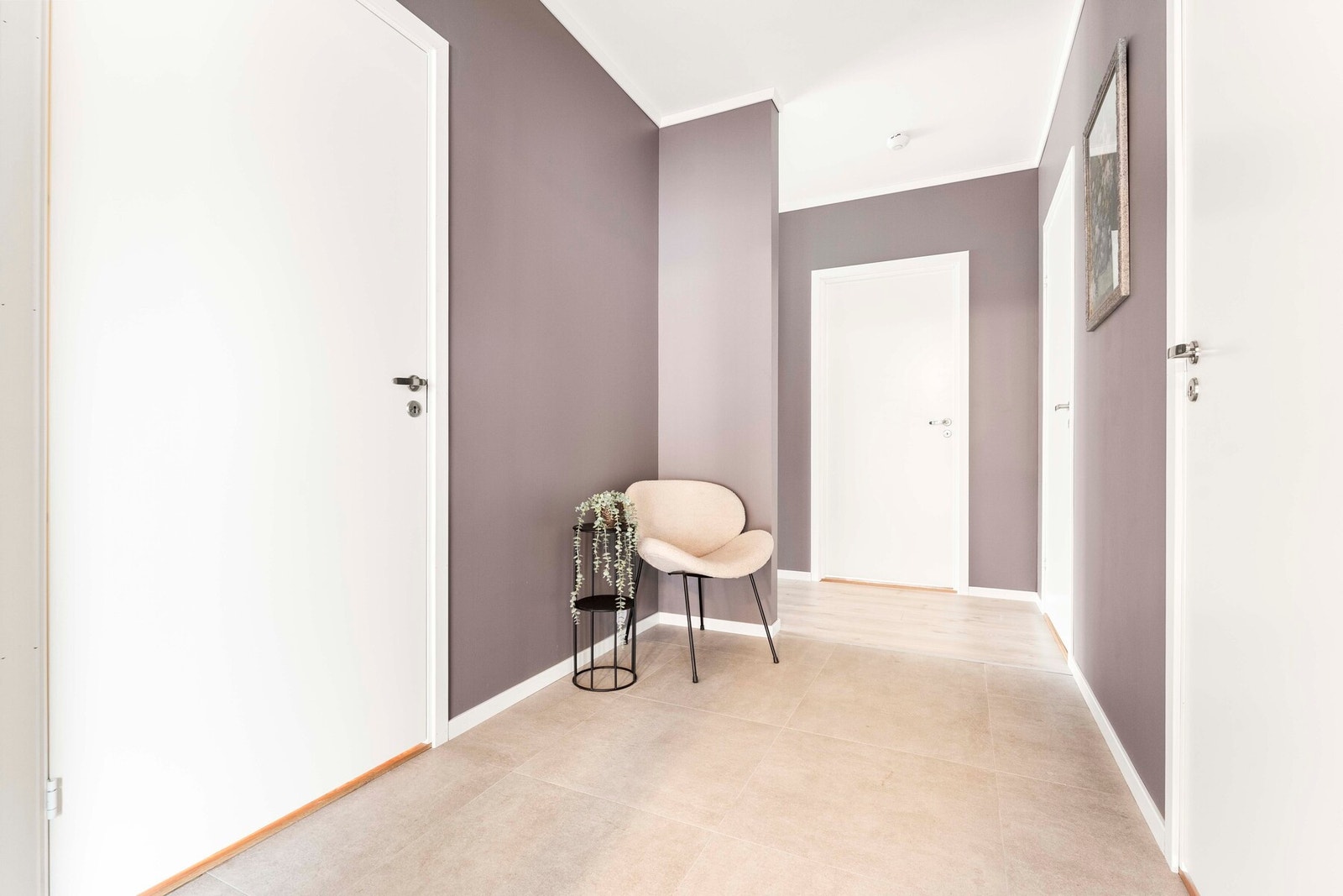 Stor og god entrè med tilgang til større bod. Galleribilde