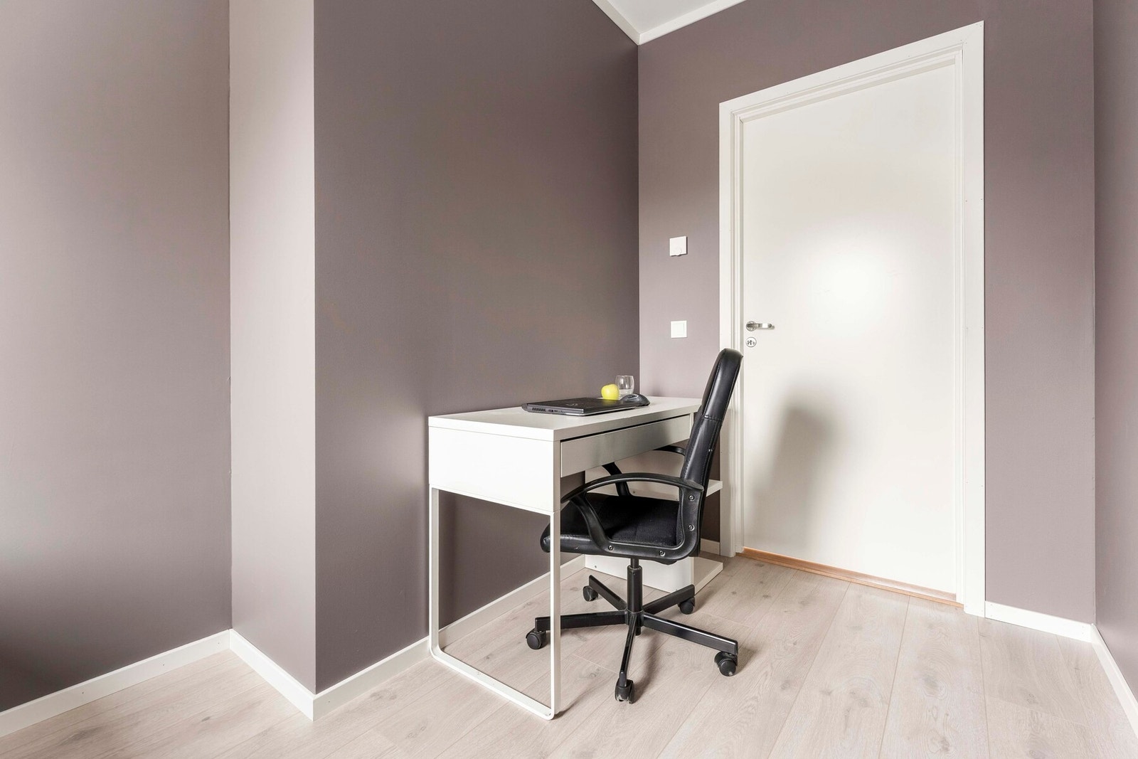 Soverom nr 2 har også fint plass til en pult med hjemmekontor Galleribilde