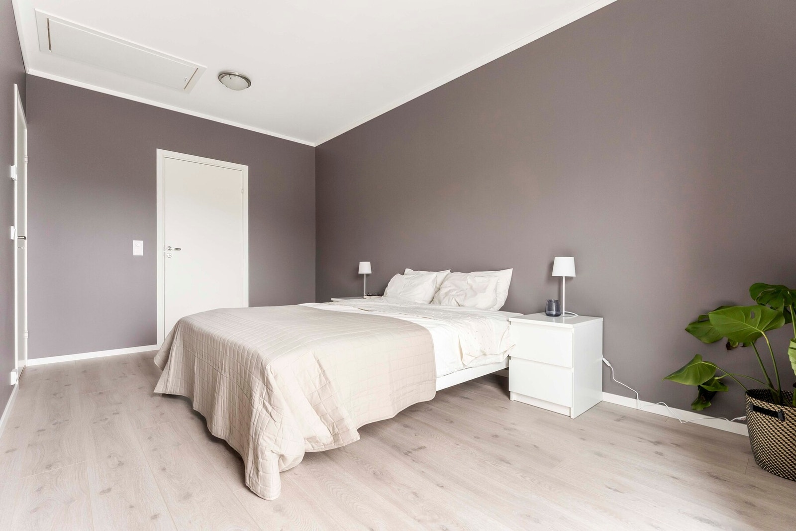 Soverommet har tilknytning til eget baderom og god plass til en større dobbeltseng og et hjemmekontor Galleribilde