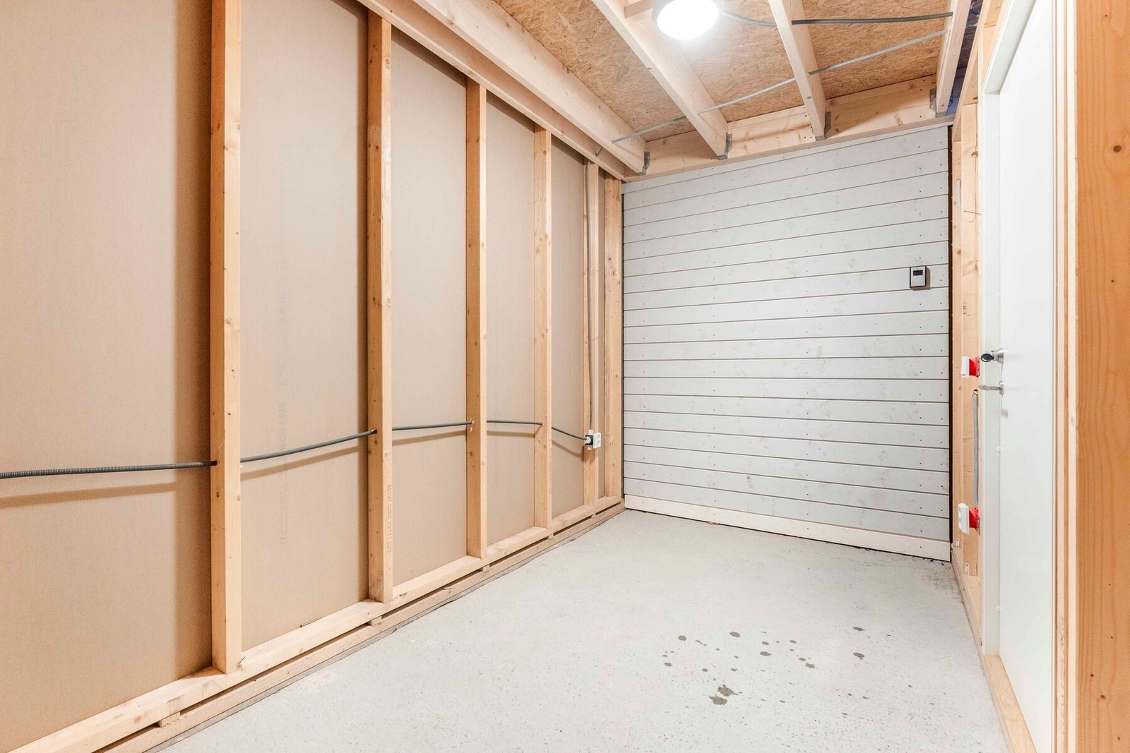 I tillegg til god lagringsplass inne har boligen en større utbod Galleribilde