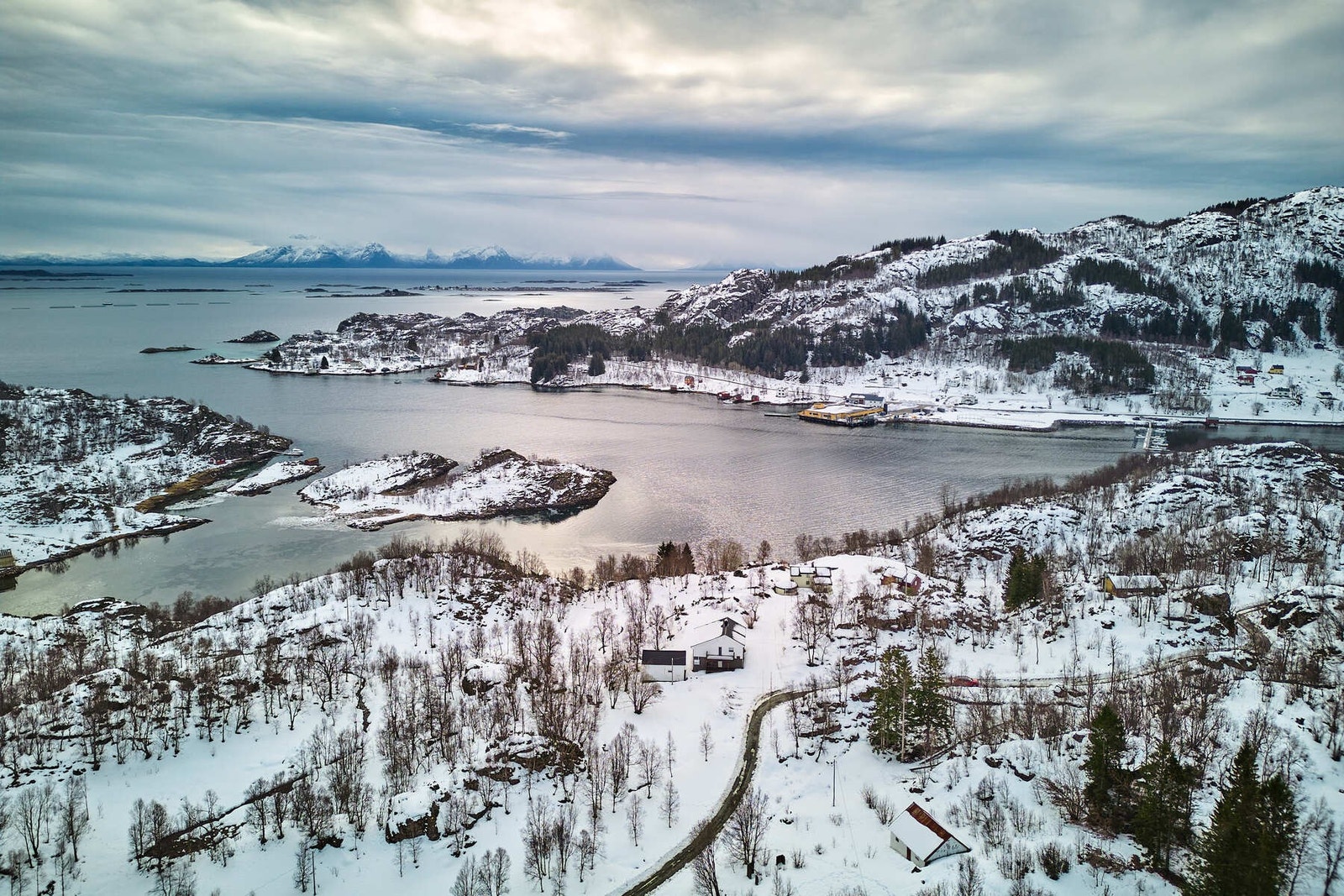 Fra eiendommen har du enkel tilgang til fjellturer i nærområdet, med topper som Holandstinden, Keiservarden og Stortinden. Galleribilde