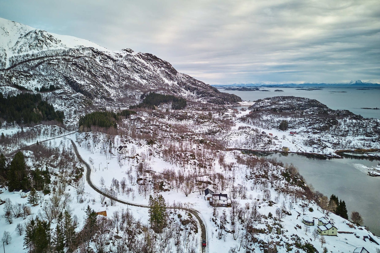 Avstand til Svolvær er ca 75 km og til Sortland er ca. 91 km. Ca. 140 km til Evenes flyplass. Galleribilde